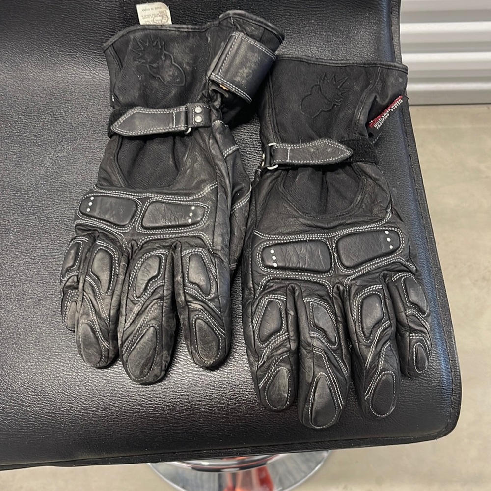 Riding gloves